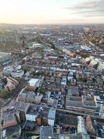 alto ángulo ver de central lutón ciudad de Inglaterra Reino Unido durante puesta de sol tiempo. diciembre 1º, 2023 foto