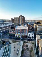 alto ángulo ver de central lutón ciudad de Inglaterra Reino Unido durante puesta de sol tiempo. diciembre 1º, 2023 foto