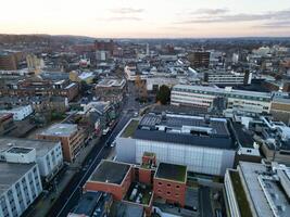 alto ángulo ver de central lutón ciudad de Inglaterra Reino Unido durante puesta de sol tiempo. diciembre 1º, 2023 foto