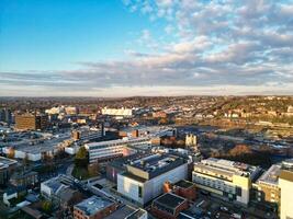 alto ángulo ver de central lutón ciudad de Inglaterra Reino Unido durante puesta de sol tiempo. diciembre 1º, 2023 foto