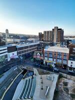 alto ángulo ver de central lutón ciudad de Inglaterra Reino Unido durante puesta de sol tiempo. diciembre 1º, 2023 foto