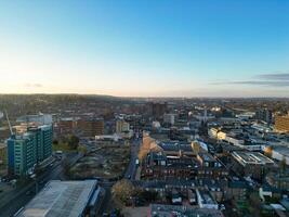 alto ángulo ver de central lutón ciudad de Inglaterra Reino Unido durante puesta de sol tiempo. diciembre 1º, 2023 foto