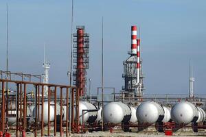 Overpass loading of oil products and fuel storage vessels photo