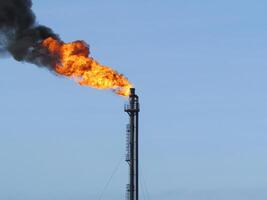 antorcha sistema en un petróleo campo foto