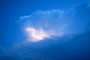 relámpagos en tormenta nubes repique de un trueno y el espumoso relámpagos en nubes foto