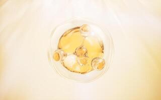 molécula y dorado líquido burbuja, 3d representación. foto