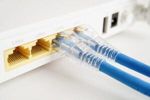 ethernet cable con inalámbrico enrutador conectar a Internet Servicio proveedor red. foto