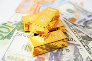 oro barras con nosotros dólar y euro billete de banco dinero, Finanzas comercio inversión negocio moneda concepto. foto