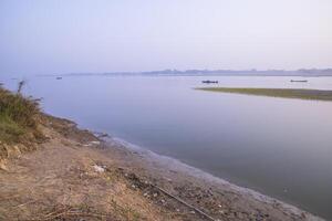 natural paisaje ver de el banco de el padma río con el azul agua foto