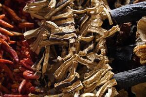seco berenjenas , pimientos , pepinos y okra a el bazar Estanbul mercado. seco vegetales para a utilizar a invierno tiempo. foto