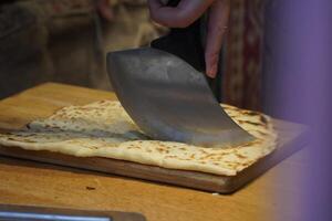 tortita gozlem con queso y hierba tradicional turco comida foto