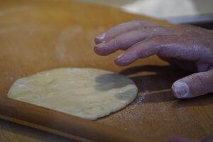 tortita gozlem con queso y hierba tradicional turco comida foto