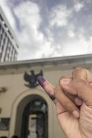 hembra pequeño dedo marcado con elección tinta. pemilu Indonesia foto