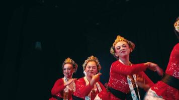 traditioneel dansers in levendig kostuums het uitvoeren van Aan stadium met blij uitdrukkingen. video
