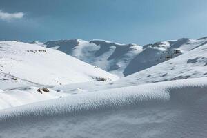 hermosa invierno Nevado montañas paisaje foto