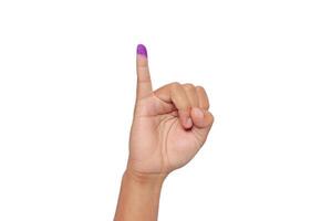 cerca arriba de mano gesto pequeño dedo después votación. general elecciones o pemilu para el presidente y gobierno de Indonesia. el dedo sumergido en púrpura tinta. aislado imagen en blanco antecedentes foto