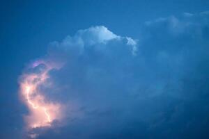 relámpagos en tormenta nubes repique de un trueno y el espumoso relámpagos en nubes foto