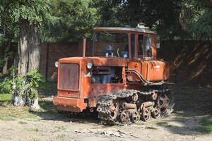 tractor, en pie en un fila. agrícola maquinaria. foto