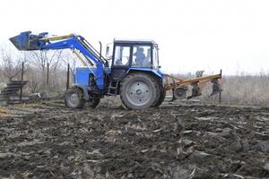 tractor arada el jardín. arada el suelo en el jardín foto