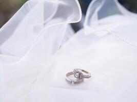 diamante compromiso Boda anillos en nupcial velo. Boda accesorios. San Valentín día y Boda día concepto. foto