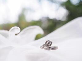 diamante compromiso Boda anillos en nupcial velo. Boda accesorios. San Valentín día y Boda día concepto. foto