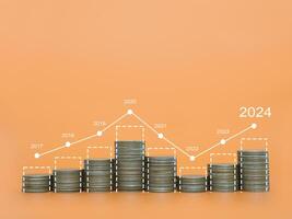 apilar de monedas con flecha creciente. el concepto de negocio crecimiento, financiero inversión, mercado existencias, lucro devolver, dividendo y negocio fondo en año 2024 foto