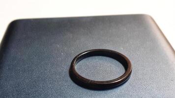 imagen de un compromiso anillo en negro foto