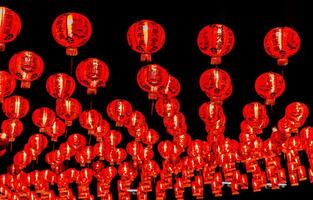 rojo linterna decoración para chino nuevo año festivo festival China tradicional cultura en noche tiempo, celebrar chino nuevo año es asiático. foto