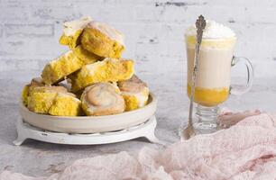 calabaza canelas y latté para postre, fiesta mesa con pasteles, hogar dulce foto