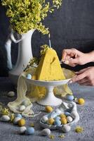 tradicional Pascua de Resurrección ortodoxo Cuajada pastel con amarillo flores en un gris mesa foto