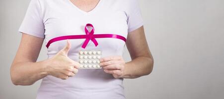 mujer haciendo corazón firmar con dedos en pecho cáncer proteccion símbolo foto