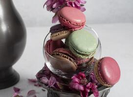 primavera todavía vida con de colores macarrones y rosado manzana árbol flores en un estaño foto