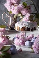 hermosa Pascua de Resurrección pastel en el mesa, y de colores huevos, hecho en casa pasteles, todavía vida foto