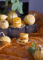mini calabaza pasteles de queso en un antecedentes de calabazas, otoño, naranja color comida foto