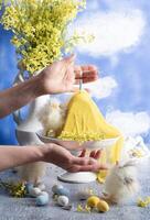 un mujer luces un vela en un tradicional amarillo eslavo Pascua de Resurrección Cuajada pastel foto