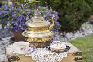té fiesta picnic con Clásico cobre tetera y plátano pastel foto