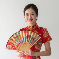 ai generado hermosa asiático mujer vistiendo chino cheongsam y participación ventilador foto