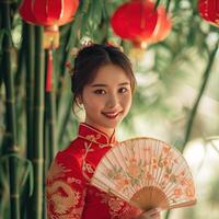 ai generado un chino mujer en tradicional rojo vestido, sonriente y participación un rojo y oro plegable admirador. ella tiene rojo lápiz labial y su pelo es en un bollo. foto