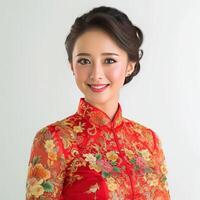 ai generado hermosa chino mujer en tradicional cheongsam en blanco antecedentes foto