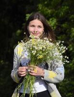 joven hermosa niña con un ramo de flores de manzanilla un mujer en un foto