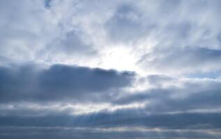 luz de sol filtración mediante el nubes foto