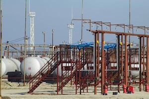 paso superior cargando de petróleo productos y combustible almacenamiento vasos foto