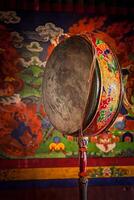 gong tambor en spituk monasterio. ladadkh, India foto