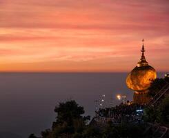 dorado rock kyaiktiyo pagoda, myanmar foto