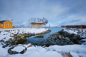 rorbu casa y el secado copos para pescado de seco bacalao pescado en invierno. lofoten islas, Noruega foto