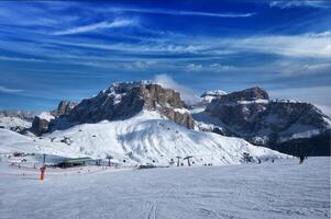 esquí recurso en dolomitas, Italia foto