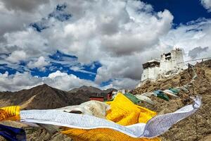 leh gompa y pulmón oración banderas, ladakh foto