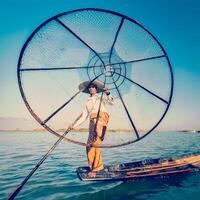 tradicional birmano pescador a inle lago myanmar foto