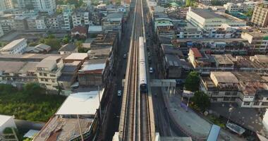 aérien vue de Bangkok centre ville, ciel train gare, voitures sur circulation route et bâtiments, Thaïlande video