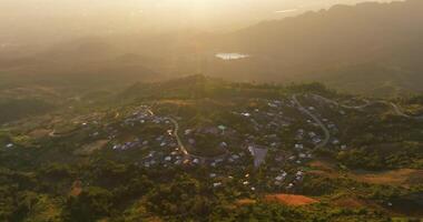 antenne visie van zonsopkomst over- berg wegen en dorp in phu thap boek, Thailand video